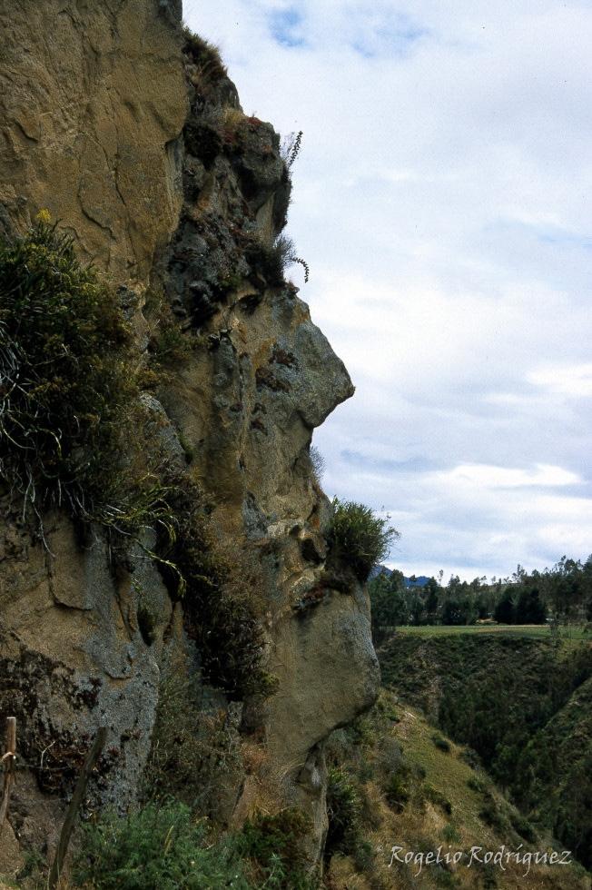 Esta foto está escaneada de una diapositiva del año 2.000 de un viaje a Ecuador. En Ingapirca en la provincia de Cañar a 80 km de Cuenca y a 3.180 msnm